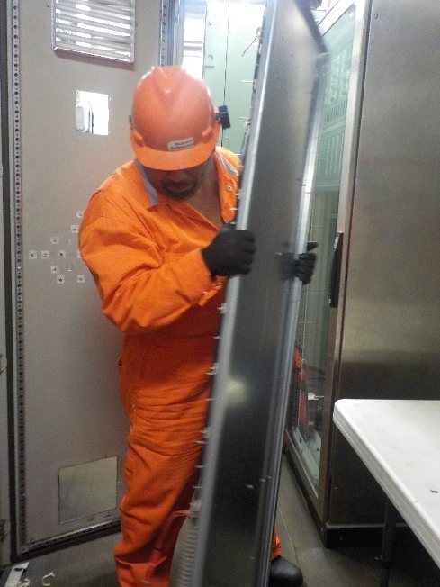 Desmontaje de la platina del gabinete del variador VF-4301B